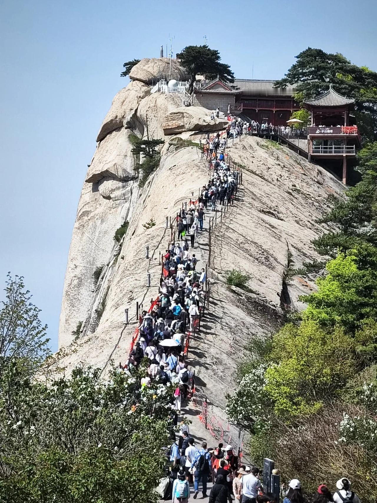 华山华山，天下第三。庐山排第一。因为有绝美风景三叠泉和人文景观。黄山排第二，