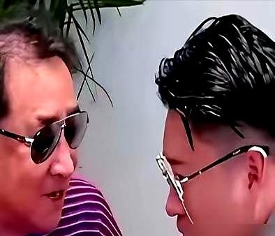 一张合影，镜头里姜昆眉头死死锁住，眼神直勾勾。卢鑫新店开业，主动把C位让给前