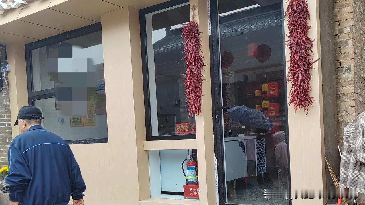 过了大半辈子，才发现，自己年轻时候所在乎的人，并不能像自己想象中那样。年轻的