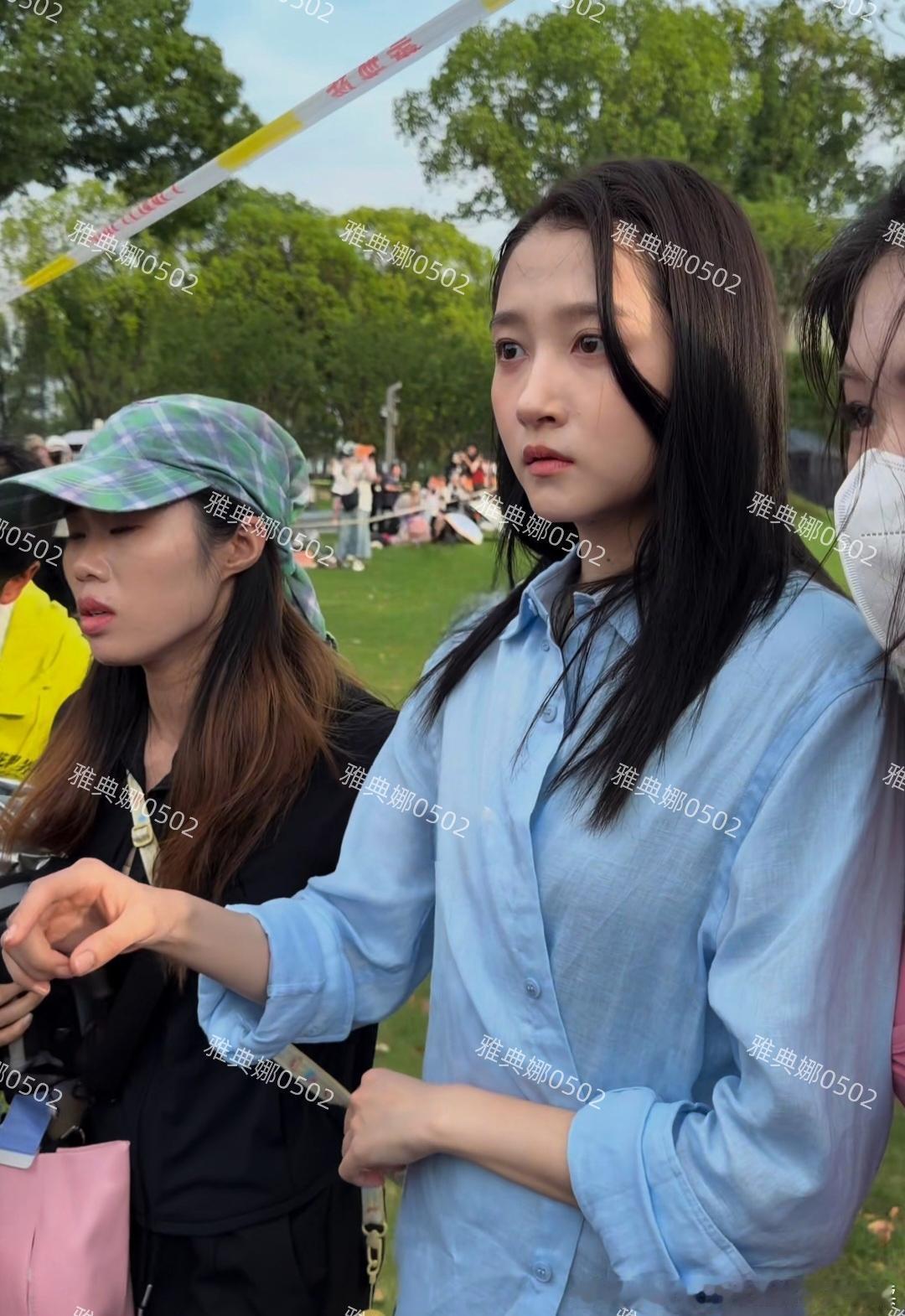 关晓彤无锡拍戏被热懵了，她才20多岁但皮肤很松很垂黑眼圈非常重。