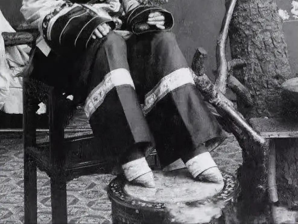 古时候旧社会女子裹足，不仅是为了好看，还有一个难以启齿的原因。 其实裹脚本质