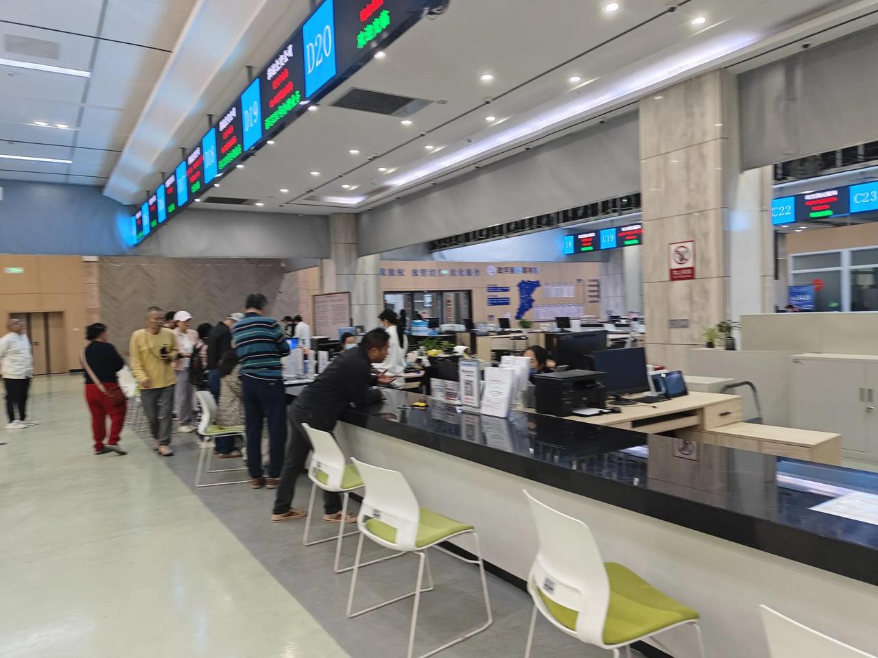 今天去西双版纳景洪市民大厦，办了件大事儿，因为我的四本离婚证十六七年前，跟小坤