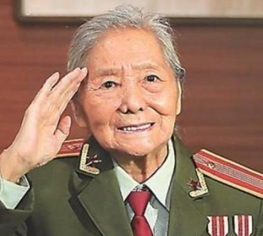 1979年我国女翻译刘禄曾前往美国进行访问，无意间她发现一个美国男人一直盯着自己