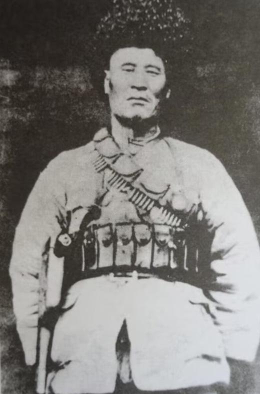 1942年，有人向马步芳告密，说马彪有野心，想脱离青海，马步芳听后，便飞往重庆