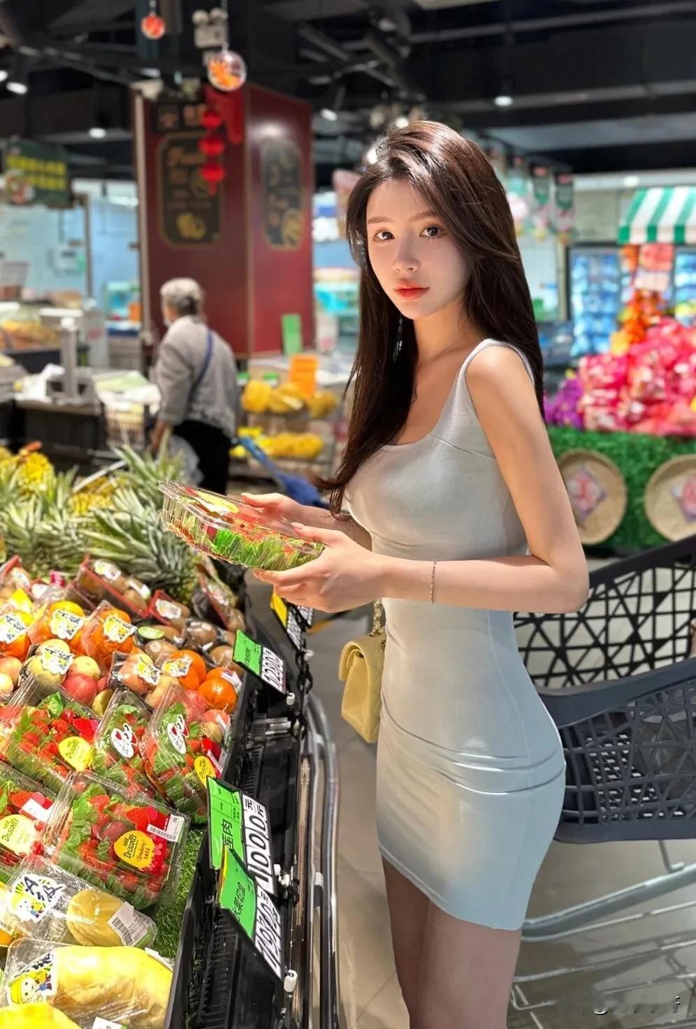 购物车装满各种美食，也装满了这个夏天的心动，原来女神的日常，连烟火气都美得毫不费