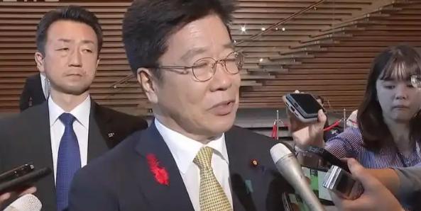 美日贸易谈判的硝烟却愈发浓烈，日本财务大臣加藤胜信，在镜头前轻描淡写的一句美债可