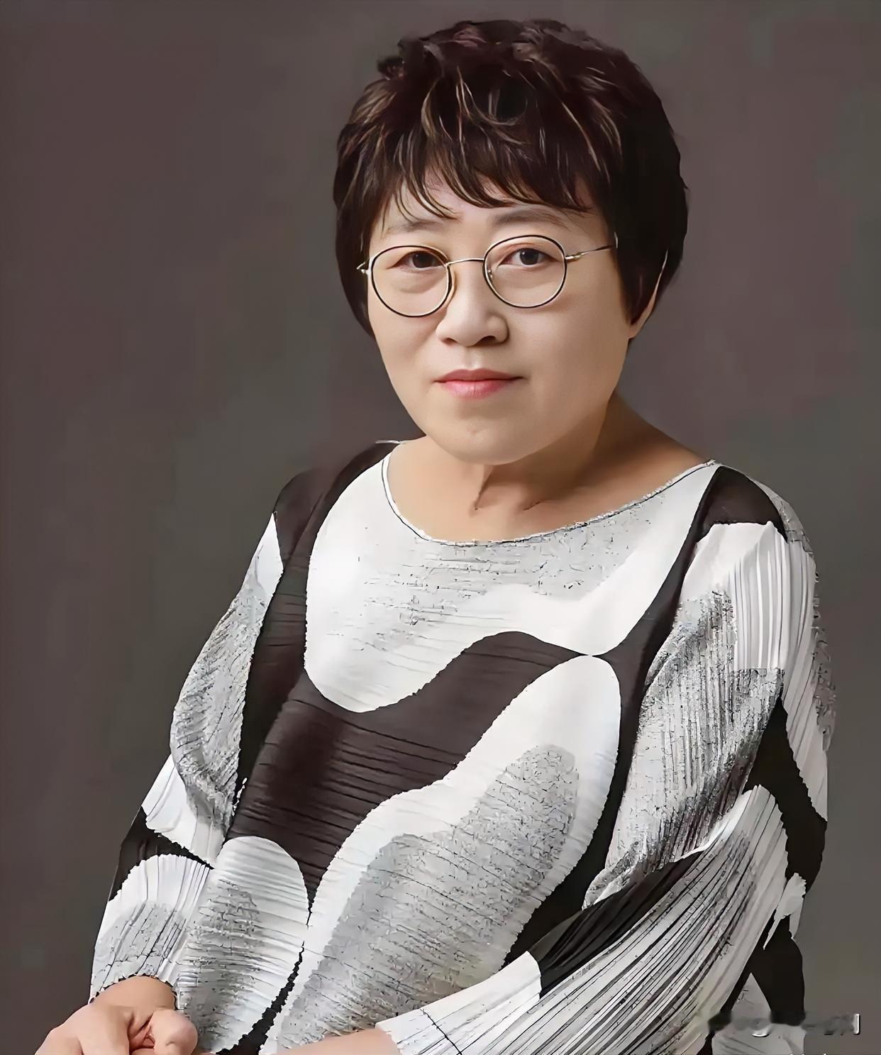 性学专家李银河说:“如果你很想结婚，那就不一定非要等到爱情，肉体和精神上的朋友都