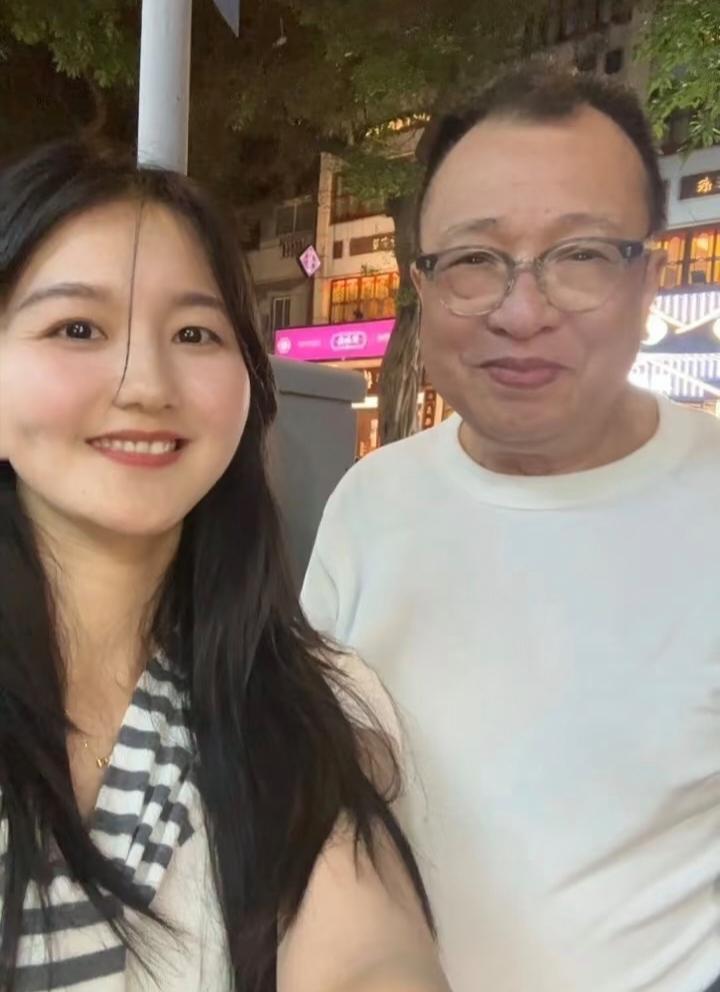 76岁许绍雄在广州吃煲仔饭，他看起来好有精神，香港明星都好喜欢吃煲仔饭啊！