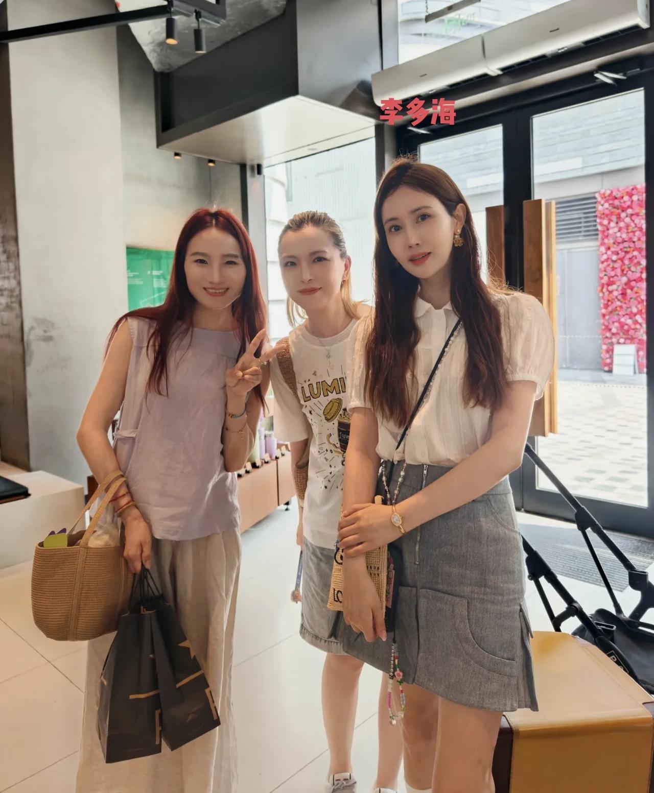 41岁韩国女星李多海在上海逛街，她的状态真好，脸部有很多胶原蛋白，没有皱纹，皮肤