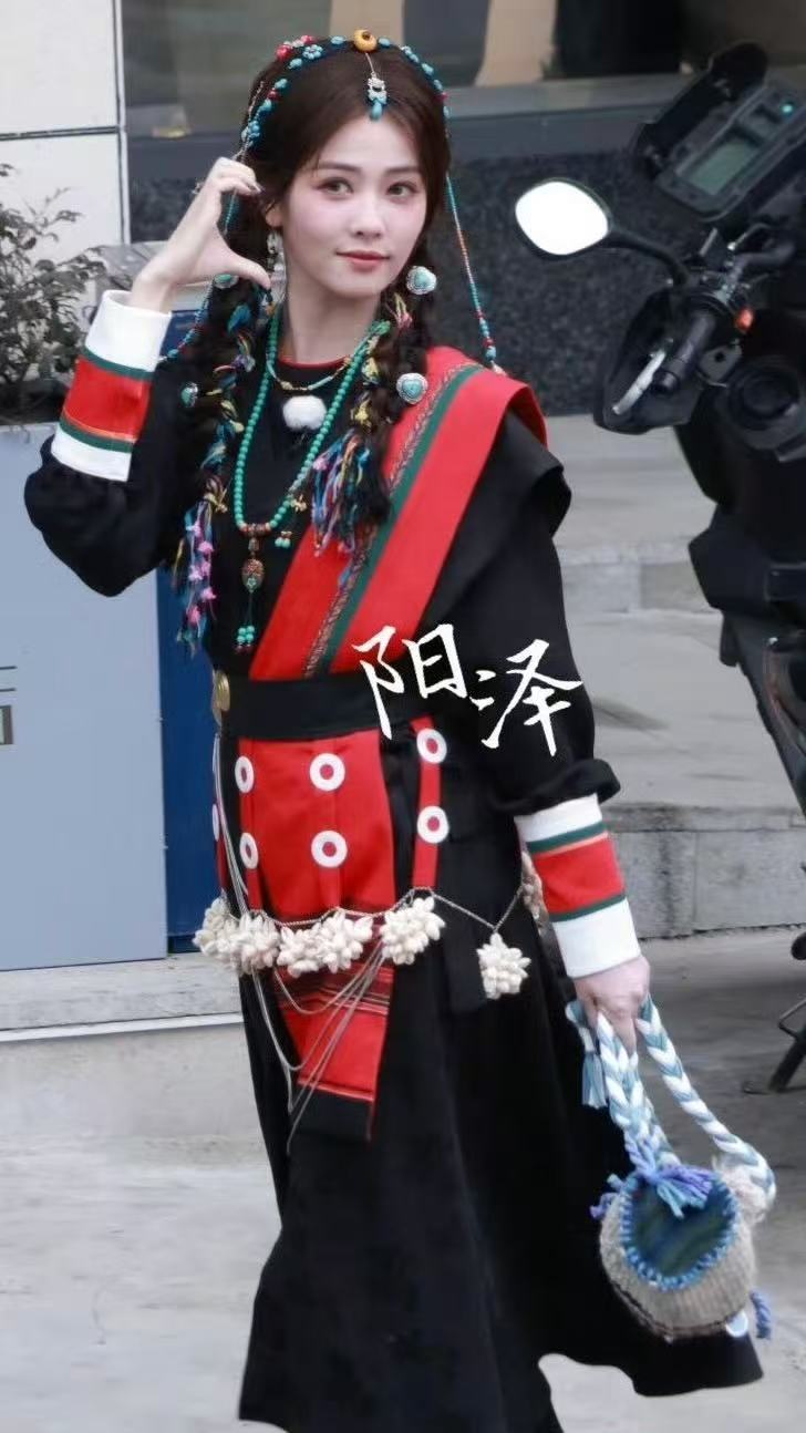 白鹿藏服造型路透好美的藏服白鹿!!!期待她的表现!