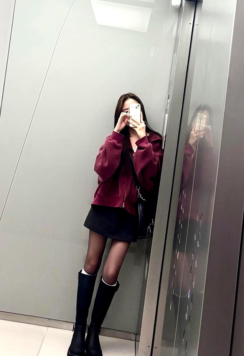 晚上八点，店里还冒着热气。大伯哥去应酬了，嫂子守着西安那家馆子，看见几只鸡腿，