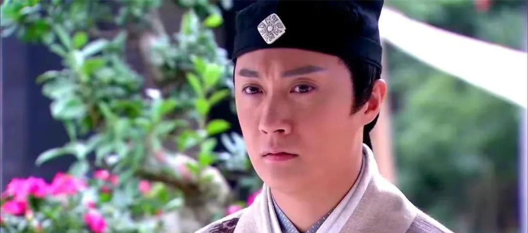 明朝时，苏州书生黄彦士在柳树后上厕所。无意中一抬头，只见柳树缝儿里似乎有什么东西