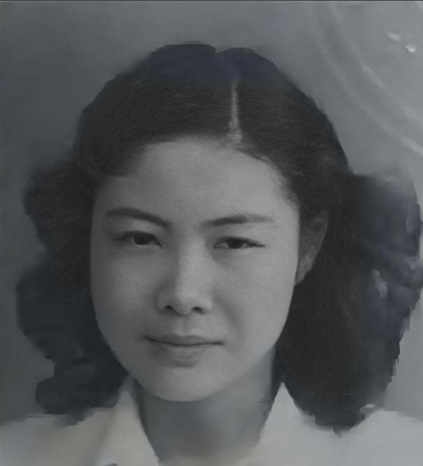 1934年，新婚后不久，才女作家苏青就撞见丈夫与表嫂约会，她隐忍不发，接连生下5