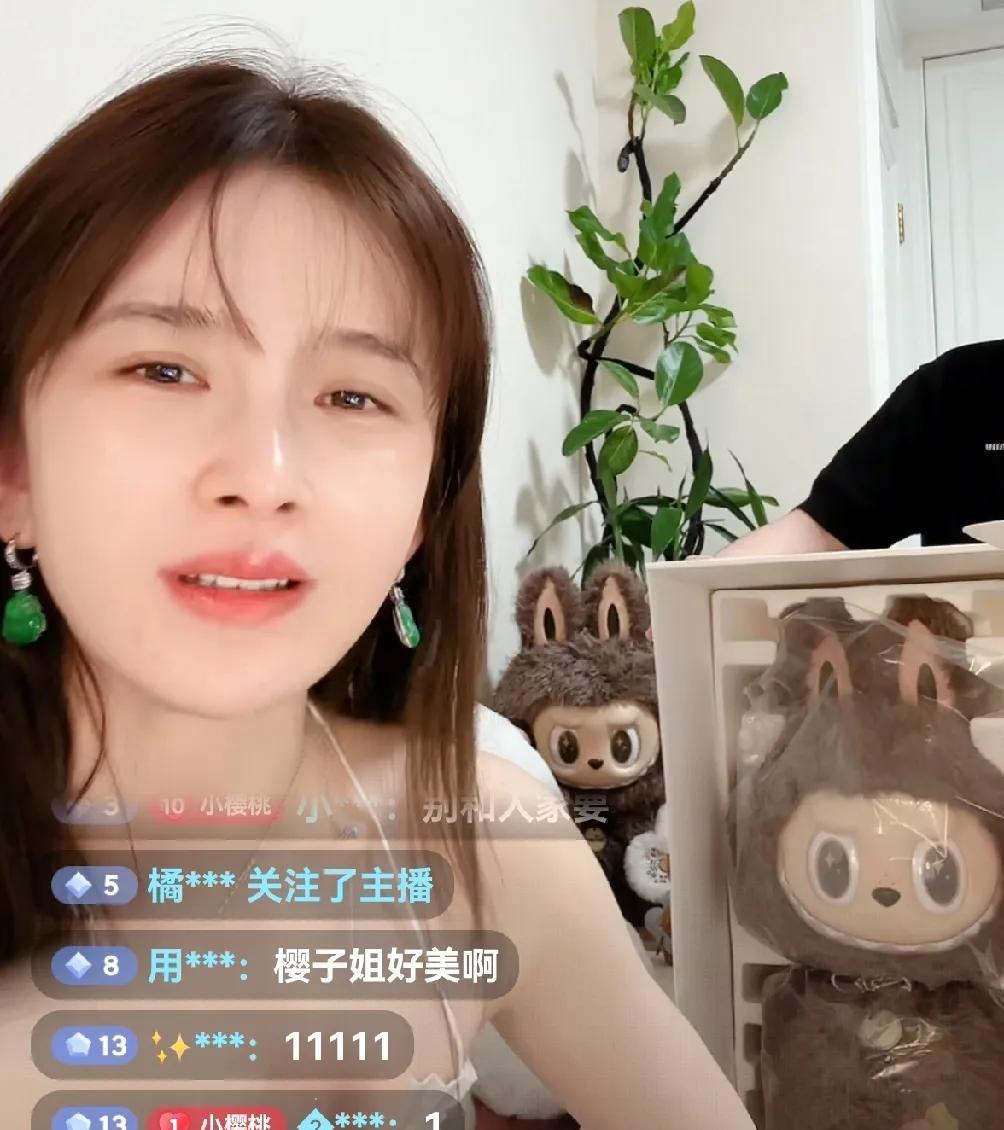 有人给演员赵樱子快递了一个labubu，有人在直播间问赵樱子是谁送的？赵樱子笑