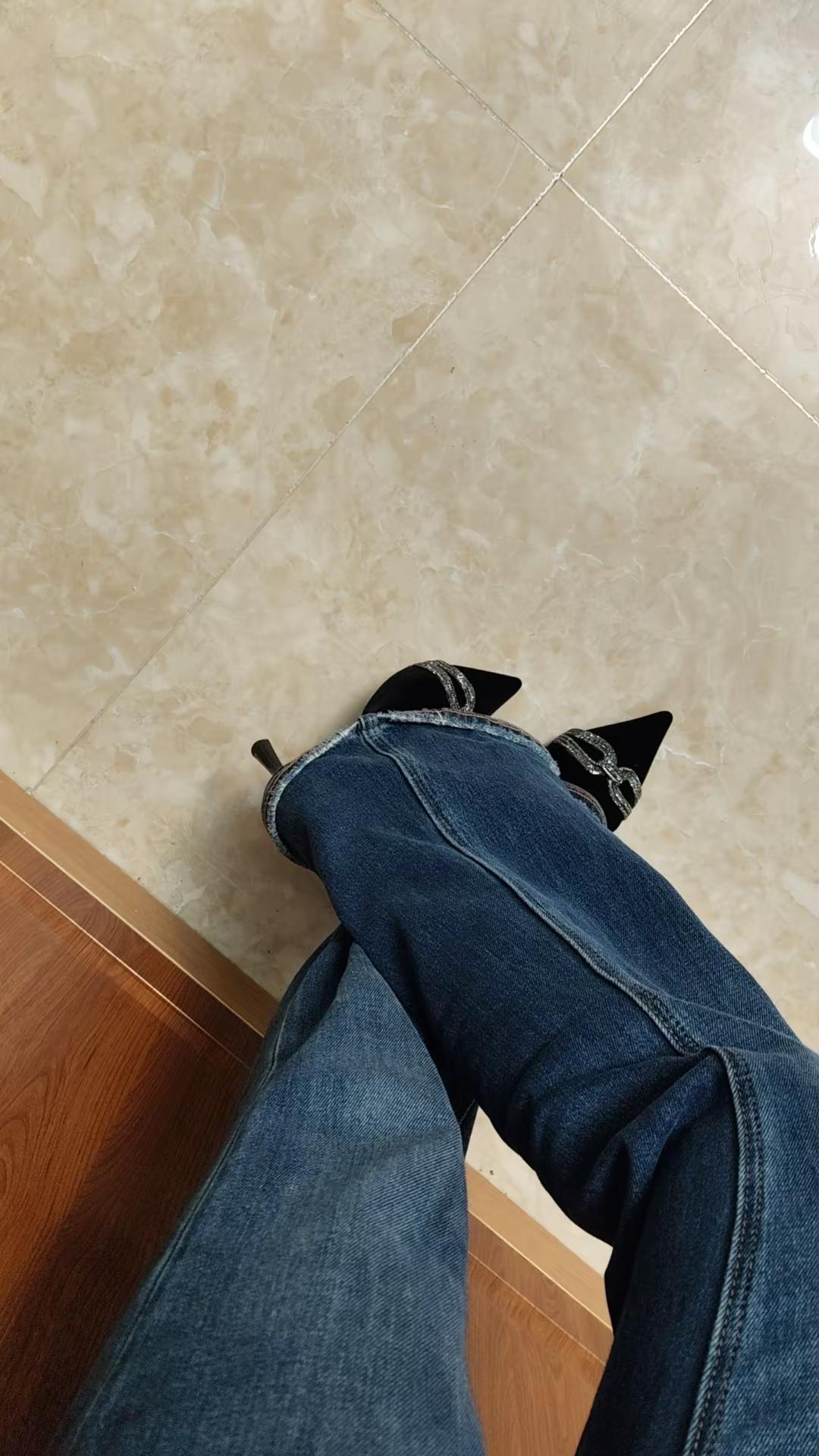 闺蜜你今年自己穿勃肯鞋吧，我已经是喇叭裤➕高跟鞋的成熟女人