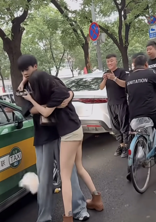 清晨的酒吧门口，喝醉的人真难抗