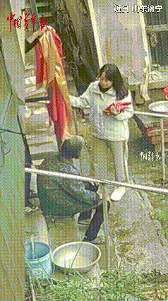 “泪目！”10月10日报道，男子博士毕业后，趁着放假回老家看望93岁奶奶，当他细