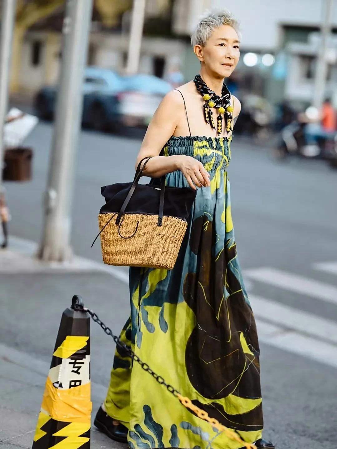 哇塞！上海女人越老越俏，满头白发也掩不住时尚气息。岁月给足了优雅范儿。岁月