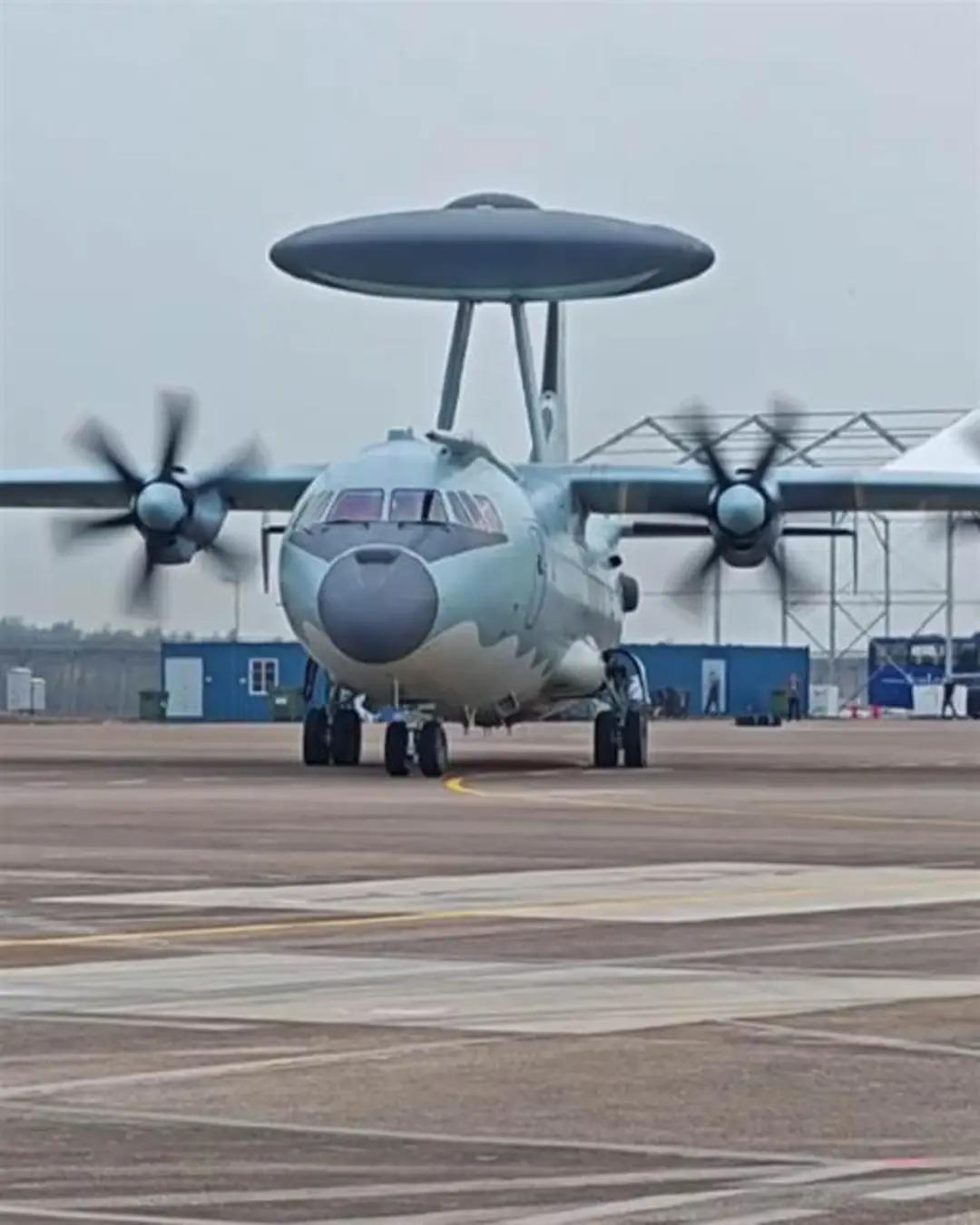 空警-500（KJ-500）是我国自主研制的新一代中型预警指挥机，属于中
