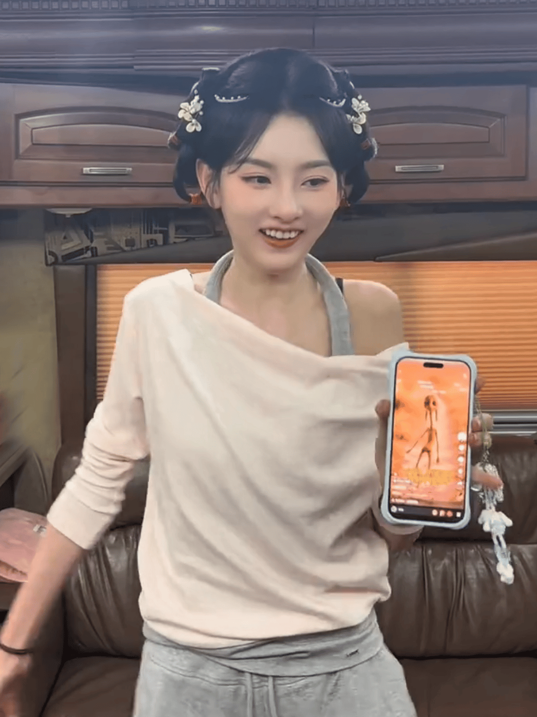 暴瘦得太深入人心，乍一眼还以为宋祖儿在学骷髅架子跳舞。后知后觉，现在看到宋祖儿