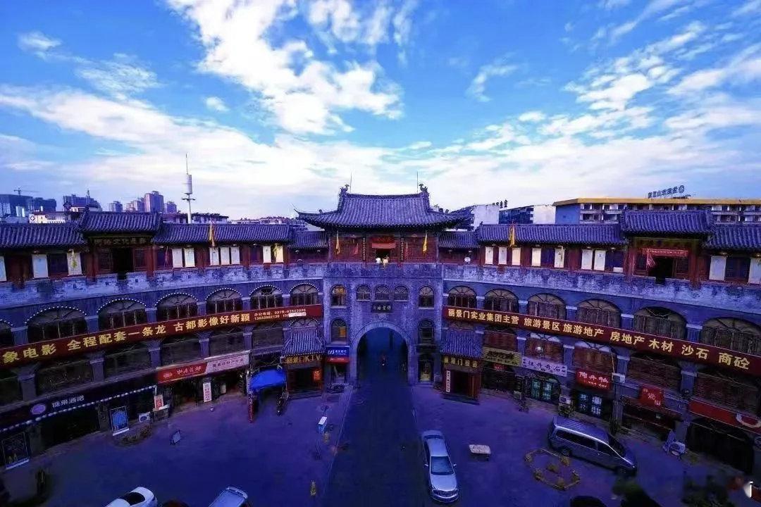 丽景门的历史，始于金代。1217年，金朝迁都洛阳后，在隋唐应天门遗址东北重建城门