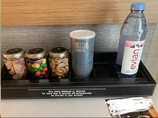 “离大谱了！”一女子一家三口去旅游，入住某中高档酒店，进入房间后，她看迷你吧台摆