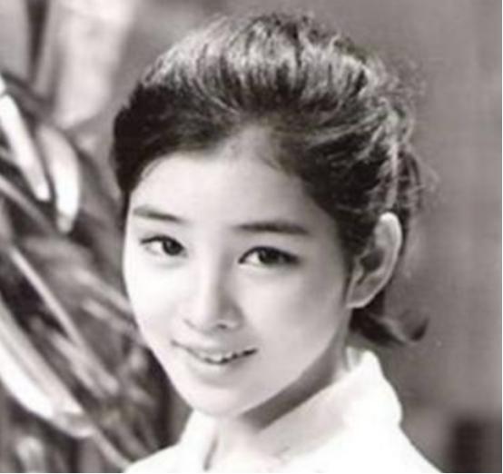 1912年洞房之夜，郭沫若见发妻太丑，拒绝同房。就在他转身要走时，发妻拉住他苦苦