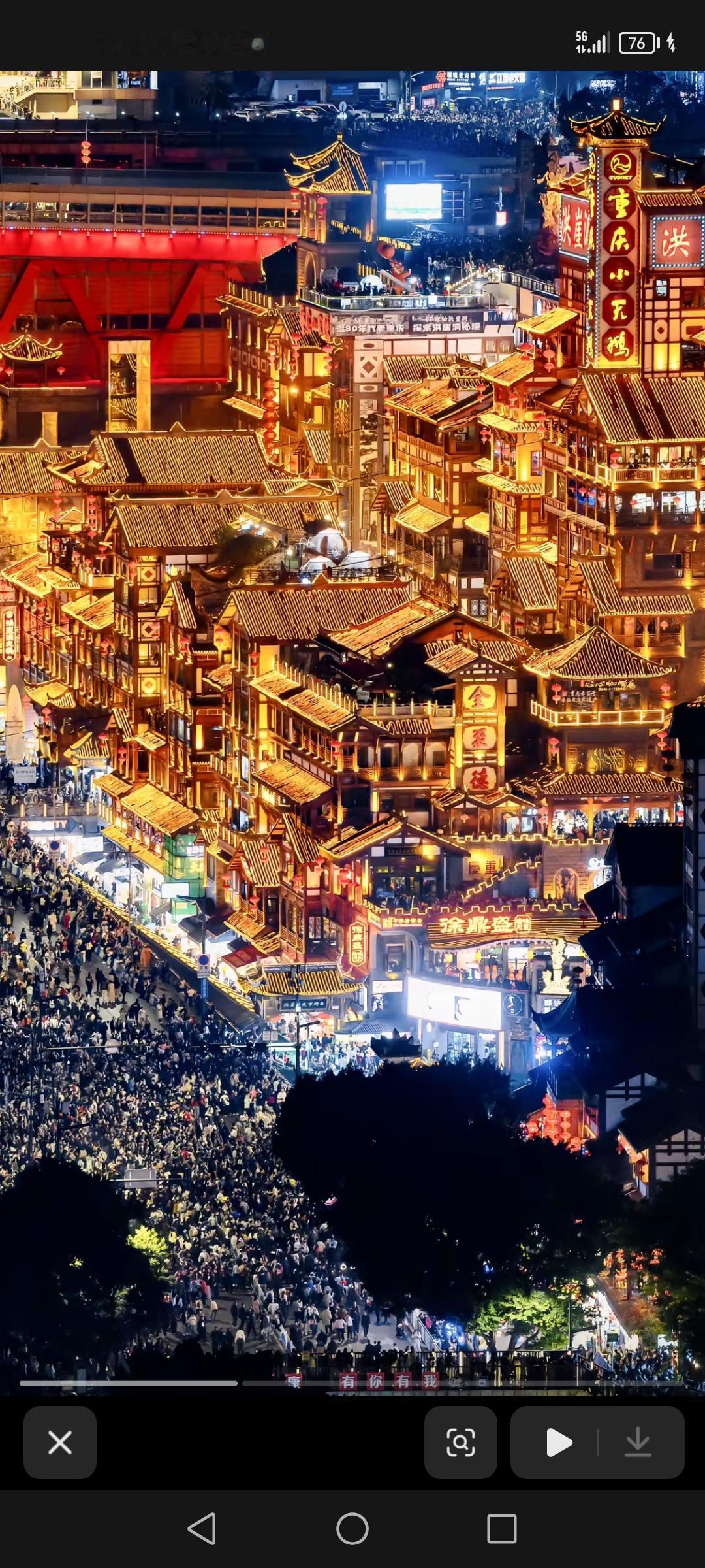 洪崖洞简直是重庆旅游的一张王牌！它那独特的巴渝传统建筑特色——吊脚楼，层层叠叠，