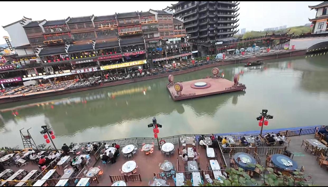 近日，天津的一对情侣去龙之梦太湖古镇游玩，当时下午5点多钟，他们想先简单吃个饭，