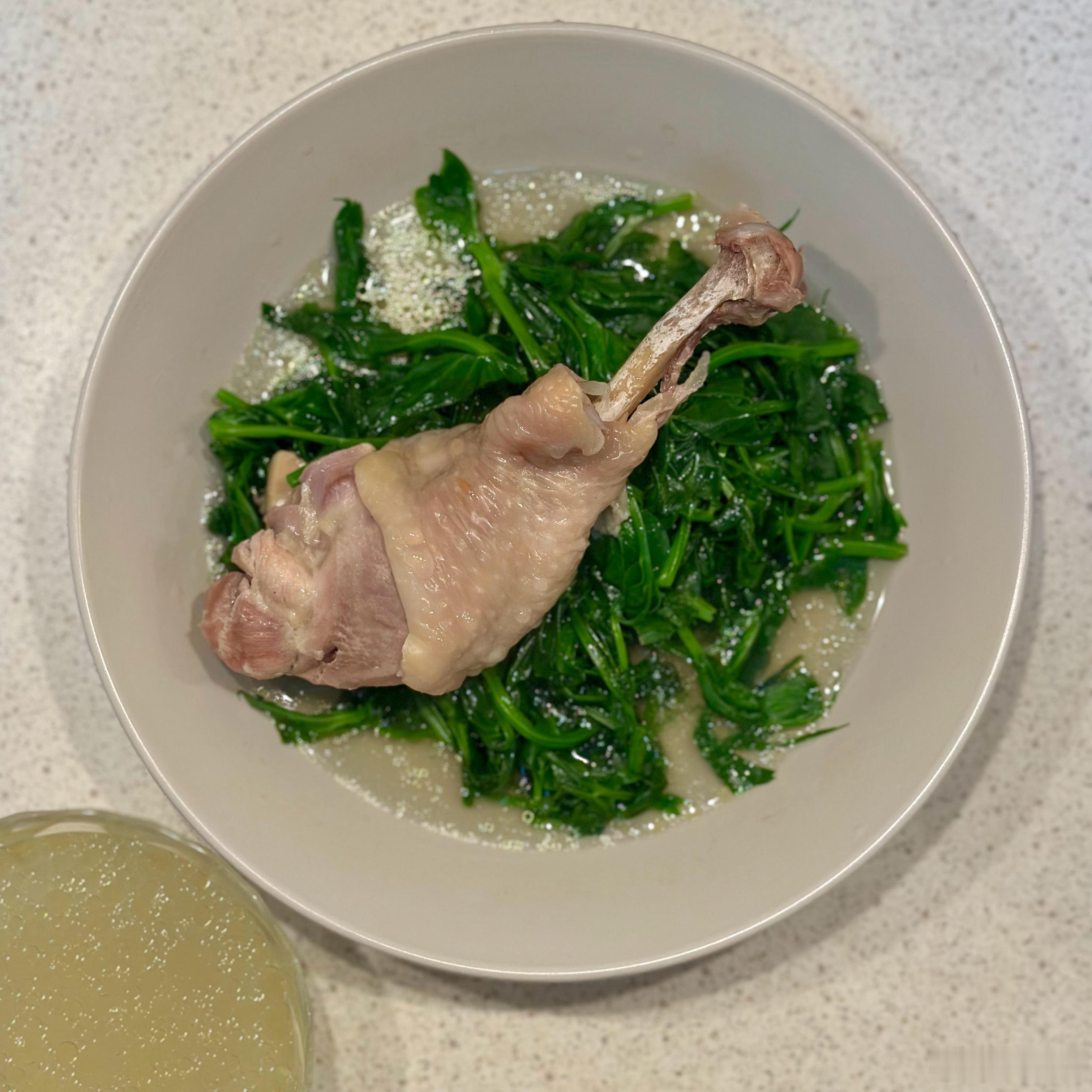 午餐。炖鸡腿，豌豆尖。主食吃玉米和红薯。现在炖鸡腿不去皮了，但是我炖之前会把鸡片