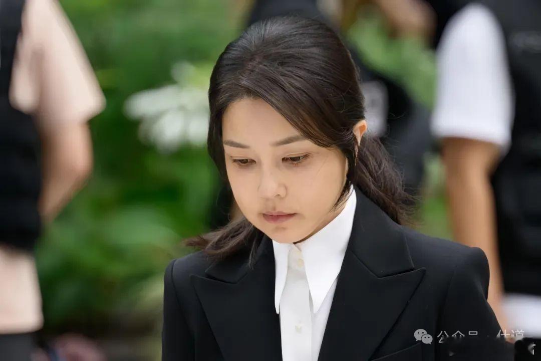 深夜突发：金美人被捕了！真是台上时有多风光，下台后就有多凄凉。昨天深夜，韩国首