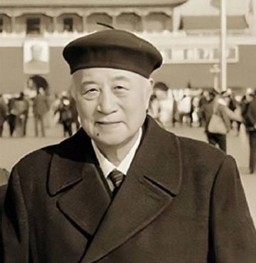 军统头子戴笠听闻他手下有共产党卧底，当即下令捉拿内鬼，不料他看到卧底名单后却“扑