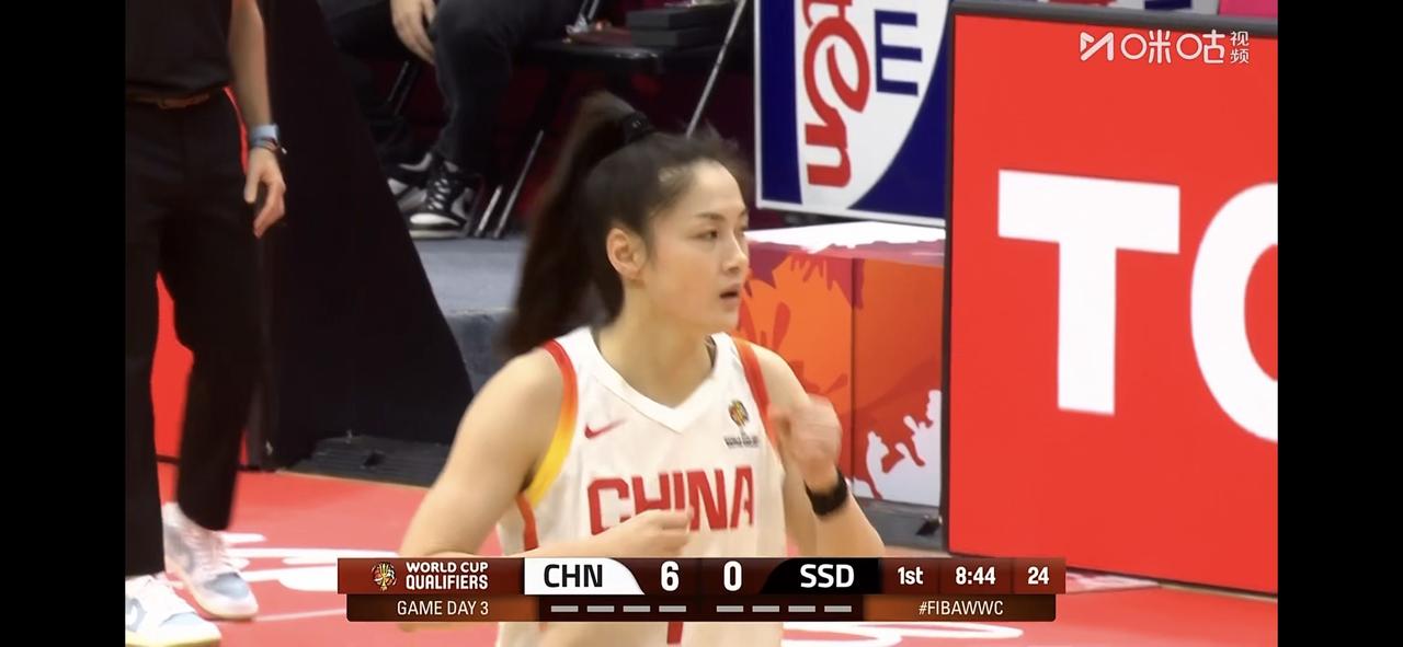 刚刚面对弱队，中国女篮状态回暖，宫鲁鸣不再执着双塔！在上半场结束后，以46: