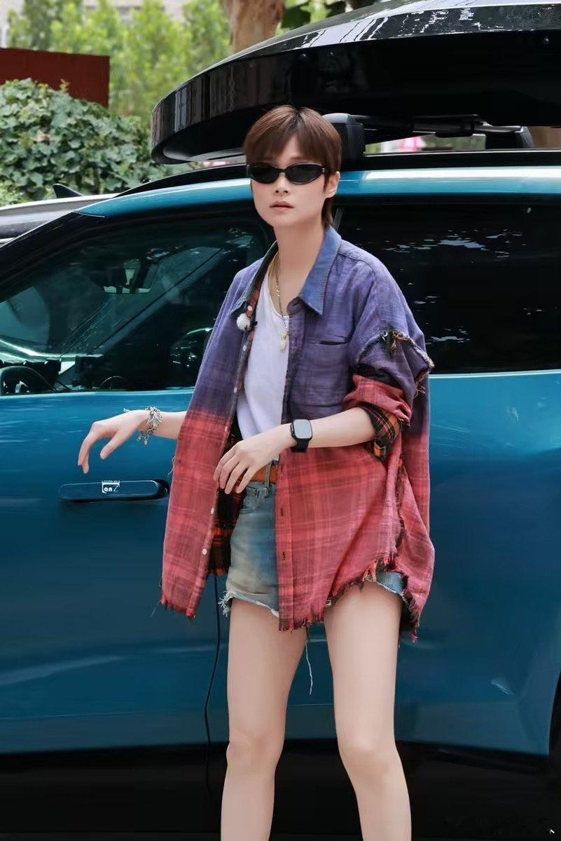 李宇春单手打方向盘想坐上李宇春的副驾李宇春打方向盘我滴妈这个李宇春打方向盘你就看