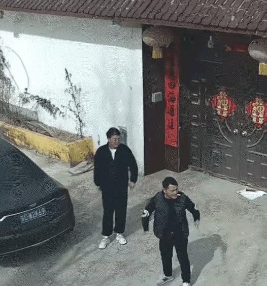 暖心！江苏，一女子的丈夫去世了，本以为人走茶凉，不料，丈夫生前的3个铁哥们逢年过