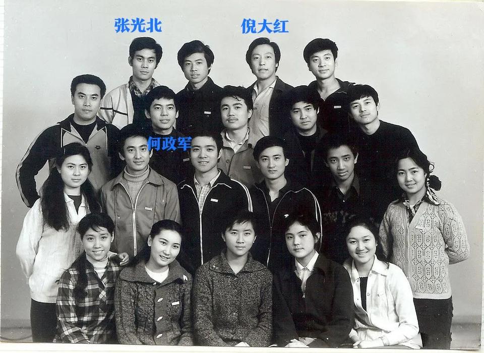 一次节目上，何政军说：“倪大红是我们班老大嘛，尤其我跟他一个房间，什么事都听他的