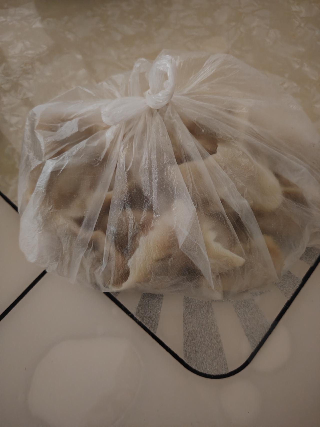 早上下班回来，前脚刚跨进屋门，就听见老公在卫生间里喊：饺子，饺子。我把手里的