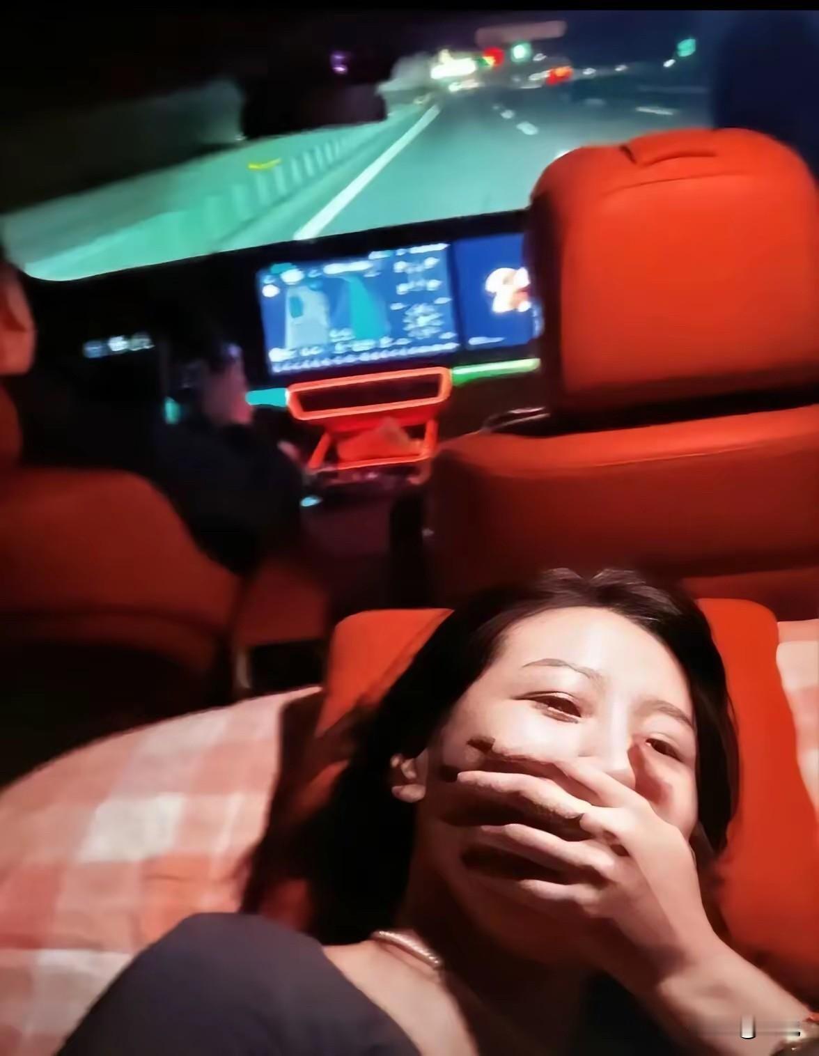 后座空间真大啊