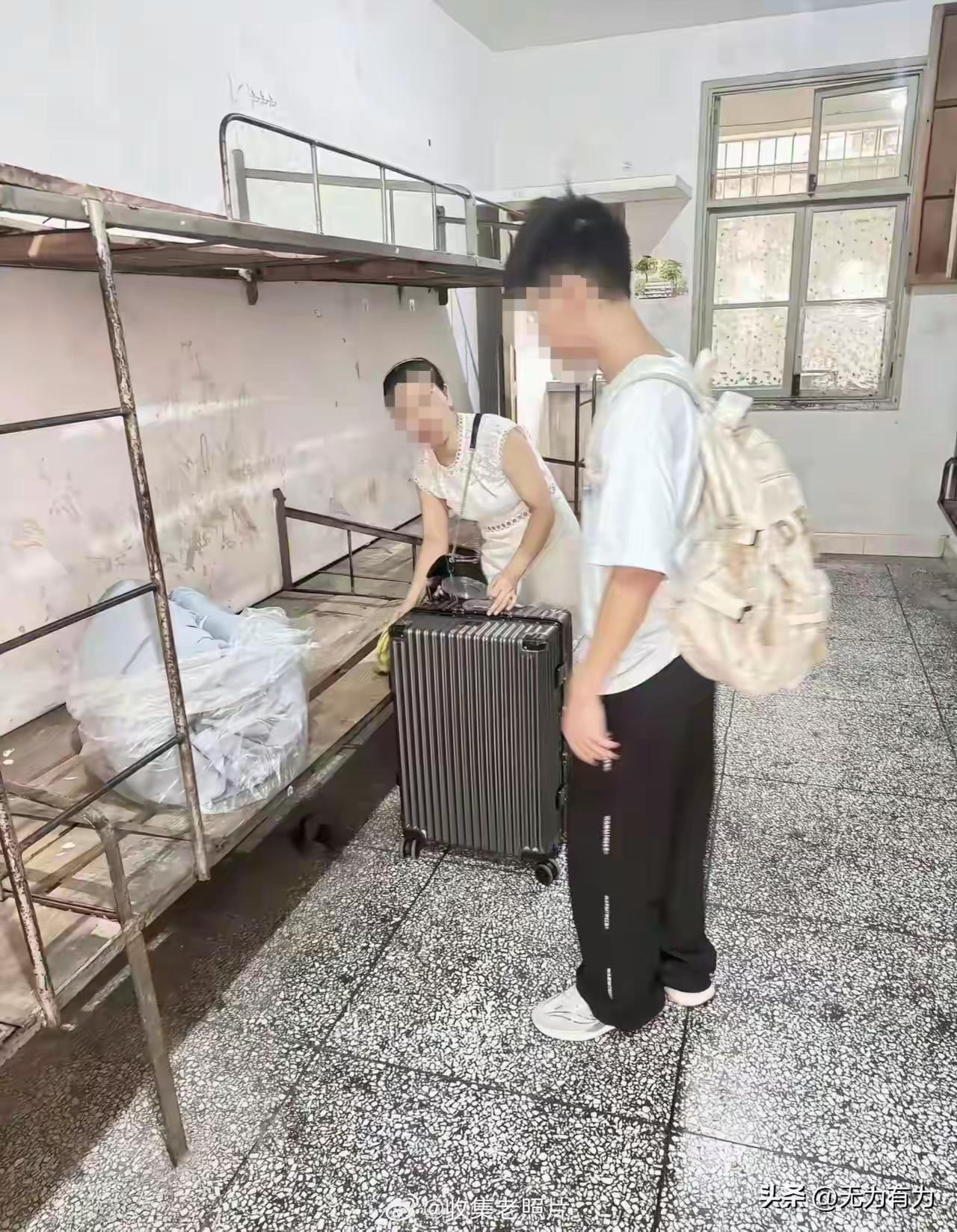 还在使用上世纪80年代的铁床，这是网传某学校开学新生的宿舍，不知道是不是真的，这