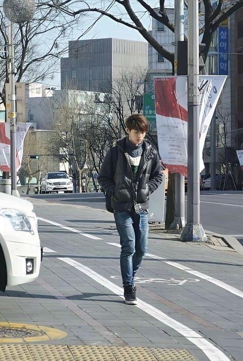 鹿晗没出道前，在韩国首尔逛街时的一张照片，他背着包，双手插兜，一个人走在路上。