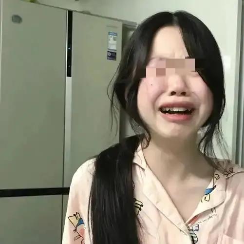 “林子大了，啥鸟都有！”吉林，一女大学生在学校的公共浴池洗澡，洗完澡后，身上一丝