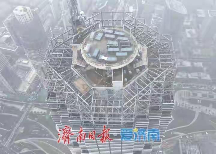 济南第一高楼，绿地山东国金中心经过这些天的努力，终于，把一部分玻璃吊到了顶上。