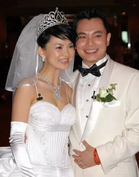 2004年，28岁的李湘与认识仅33天的富豪李厚霖闪婚，见面3次，李厚霖便送她价