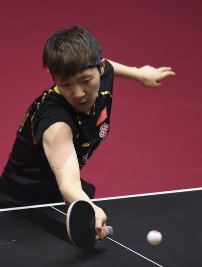 3-2绝境绝杀，打哭日本张本美和，WTT中国大满贯首轮：王曼昱、张本美和同时段出