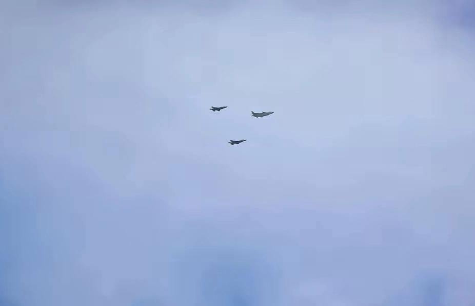 歼20歼35A编队首次曝光，颠覆空战，美媒：西太制空权或终结歼20、歼35