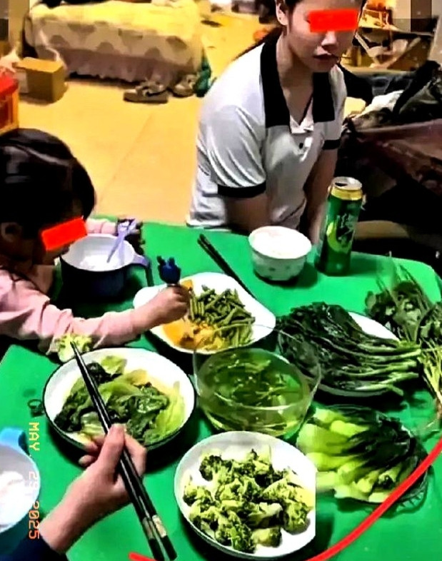 广西一男子发现妻子出轨，回家后做了一桌子饭菜，全是绿油油的蔬菜，孩子们吃得香香的