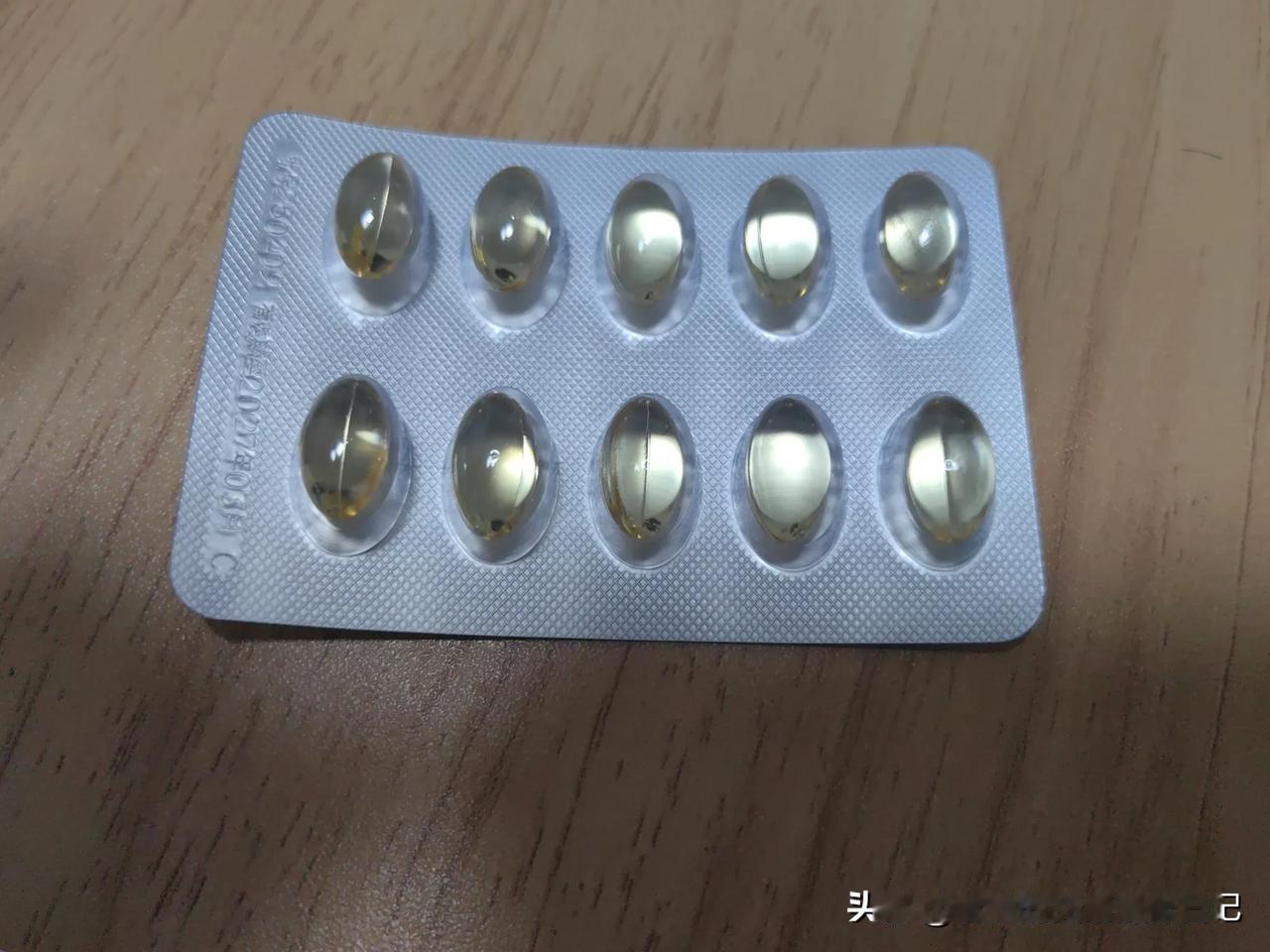 谁能按照说明书吃这个药？我认为全世界没有人能做到，图片是维生素d2胶囊，规格50