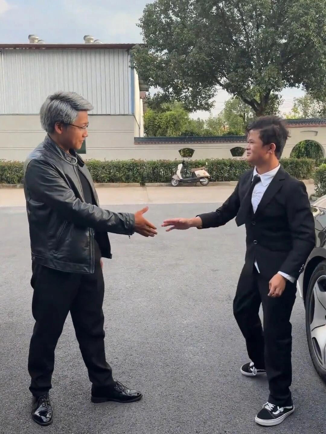 一个被时代催老，一个被流量催大！小马云与黄银勋“世纪握手”看怅然了多少人谁也没想到，有一天能看见这一