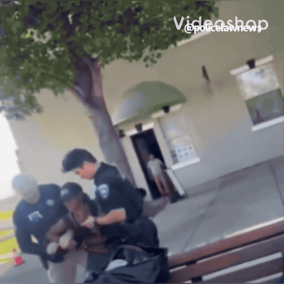 法治精神就是谁也不惯着：美国黑人女性用嘴咬男警察，对方一个肘击当时就把女的揍晕了