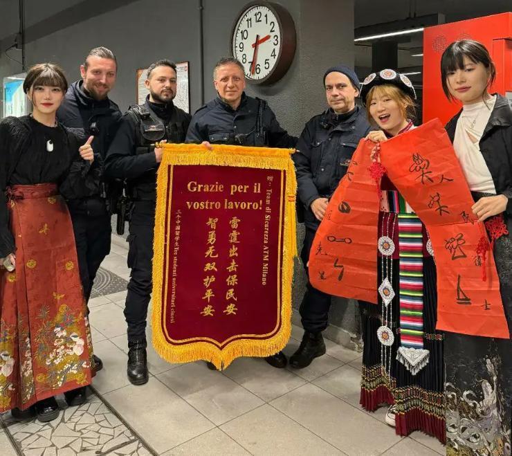 老外对锦旗也是非常看重的！当今世界，每年都有大量的国人，到世界各地去旅游，主